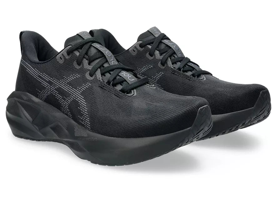 Men's Asics Novablast 5. Black upper. Black midsole. Lateral view.