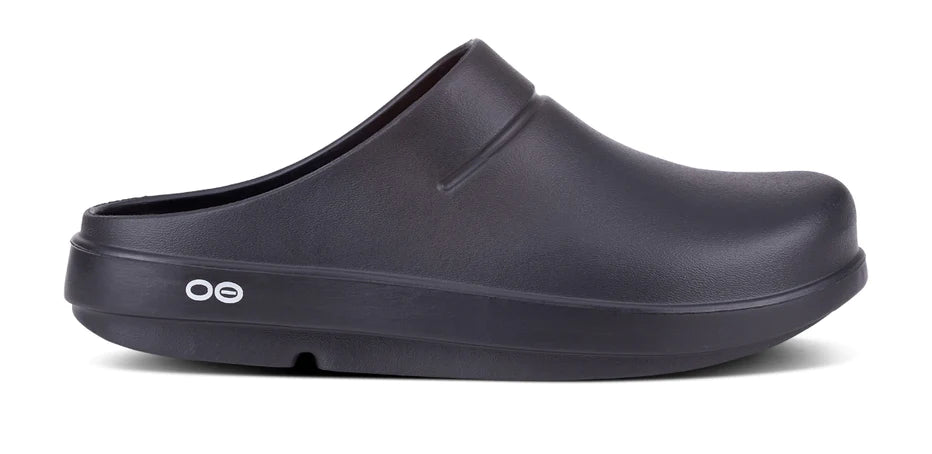 Oofos Oocloog. Black. Lateral view.