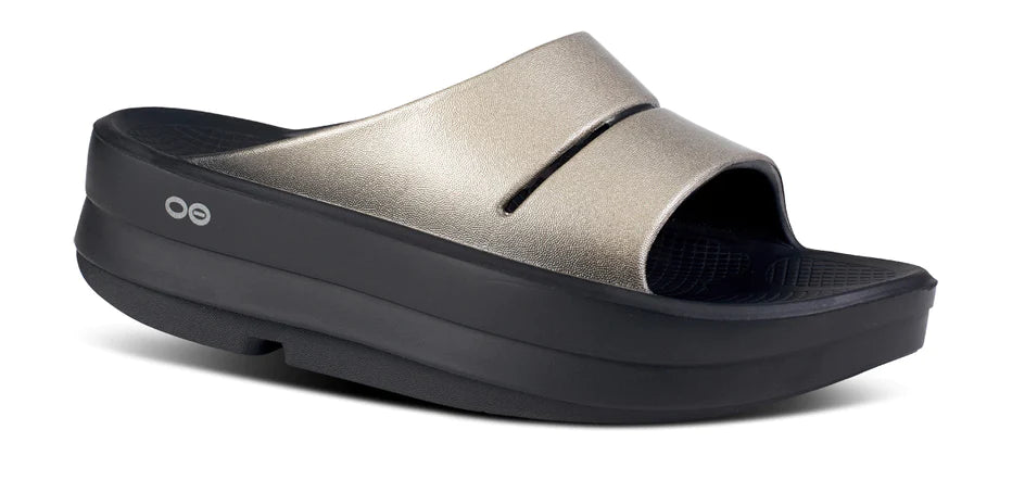 Women's Oofos Oomega Ooahh Luxe. Lateral view.