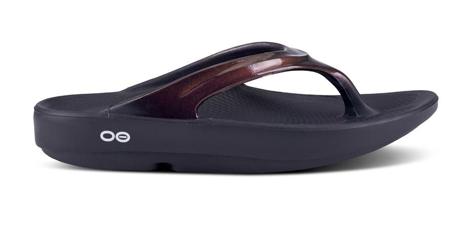 Oofos Oolala Lux Sandal. Dark Red/Black. Lateral view.