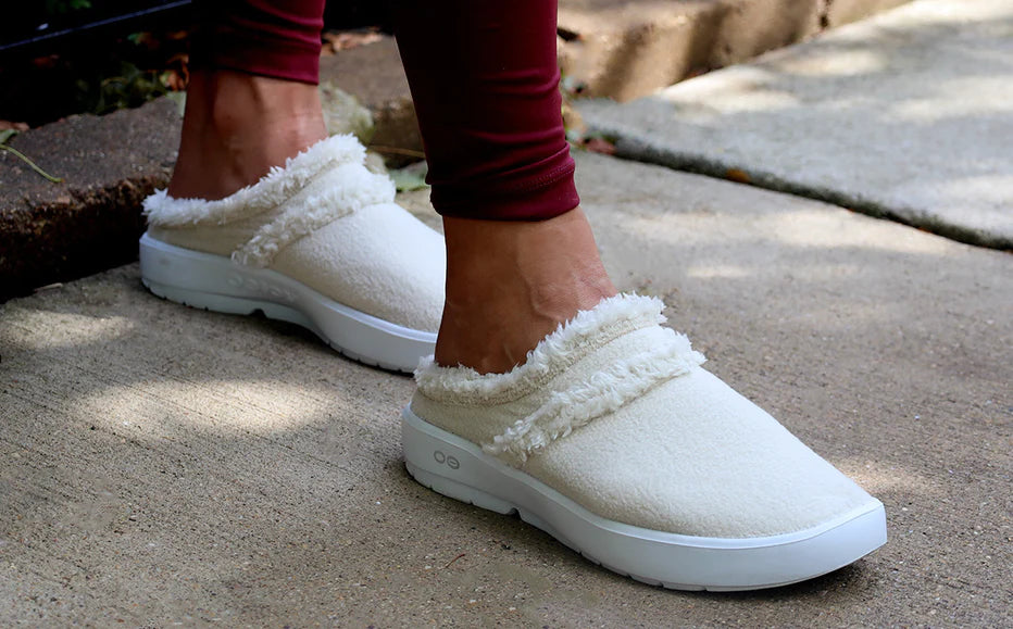 Oofos OOcoozie Mule. Off White upper. White midsole. Lateral view.